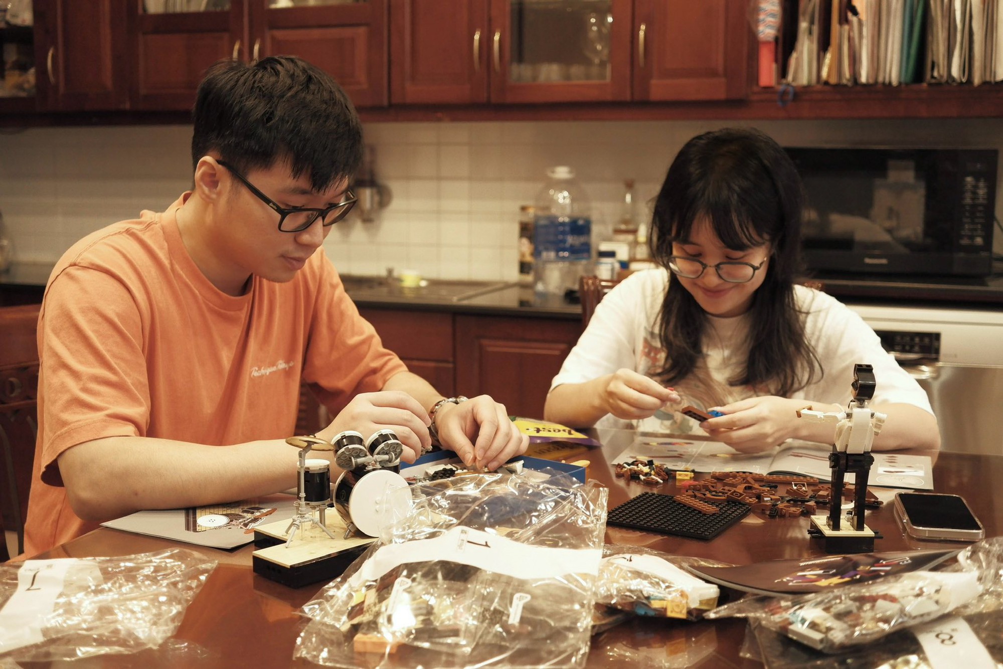 Cặp đ&ocirc;i H&agrave; Nội "chơi lớn": Mang th&uacute; vui đắt đỏ rải khắp đ&aacute;m cưới, b&oacute; hoa c&oacute; 1-0-2 kh&ocirc;ng ai đo&aacute;n nổi- Ảnh 3.