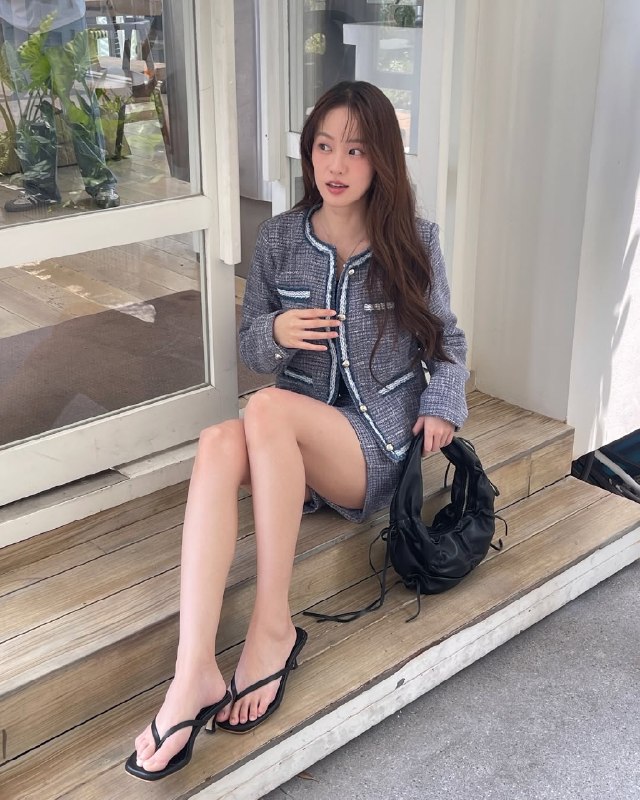 Guốc xỏ ng&oacute;n khuấy đảo h&egrave; 2026: M&oacute;n đồ từng bị ch&ecirc; kh&oacute; ngấm bỗng "c&agrave;n qu&eacute;t" tủ đồ của hội mặc đẹp to&agrave;n cầu - Ảnh 8.