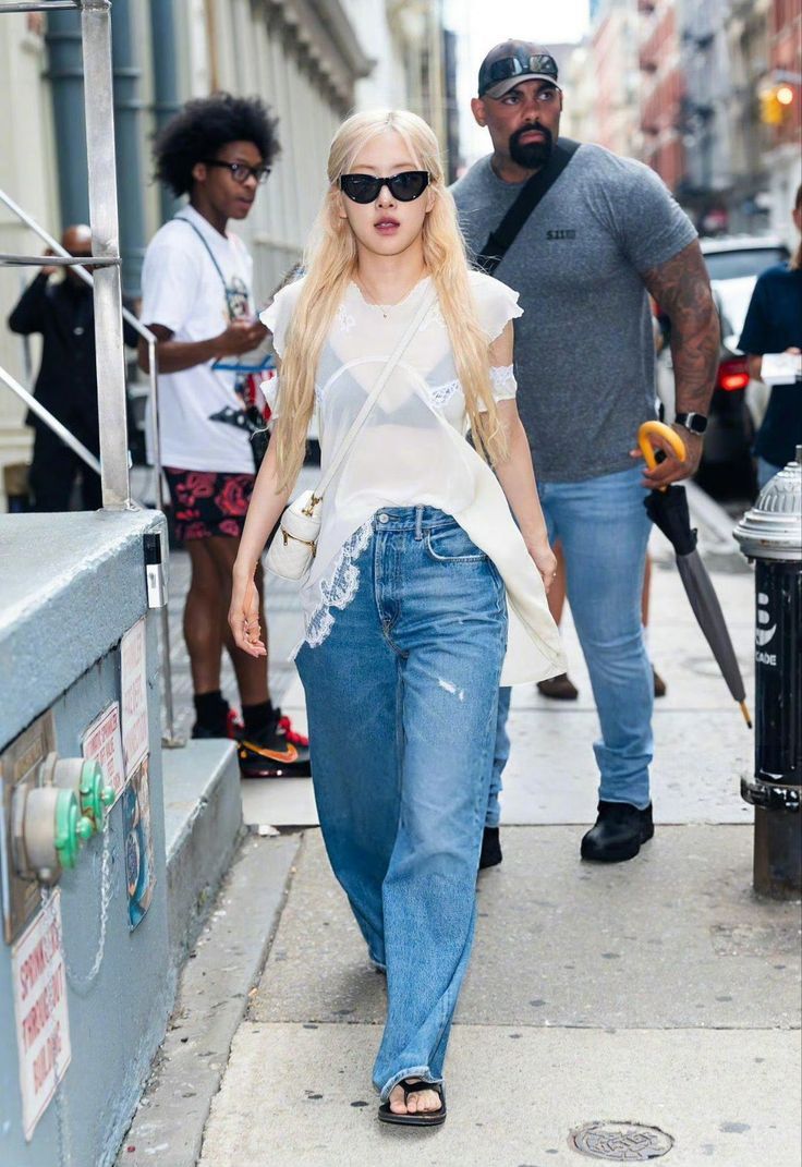 Guốc xỏ ng&oacute;n khuấy đảo h&egrave; 2026: M&oacute;n đồ từng bị ch&ecirc; kh&oacute; ngấm bỗng "c&agrave;n qu&eacute;t" tủ đồ của hội mặc đẹp to&agrave;n cầu - Ảnh 4.