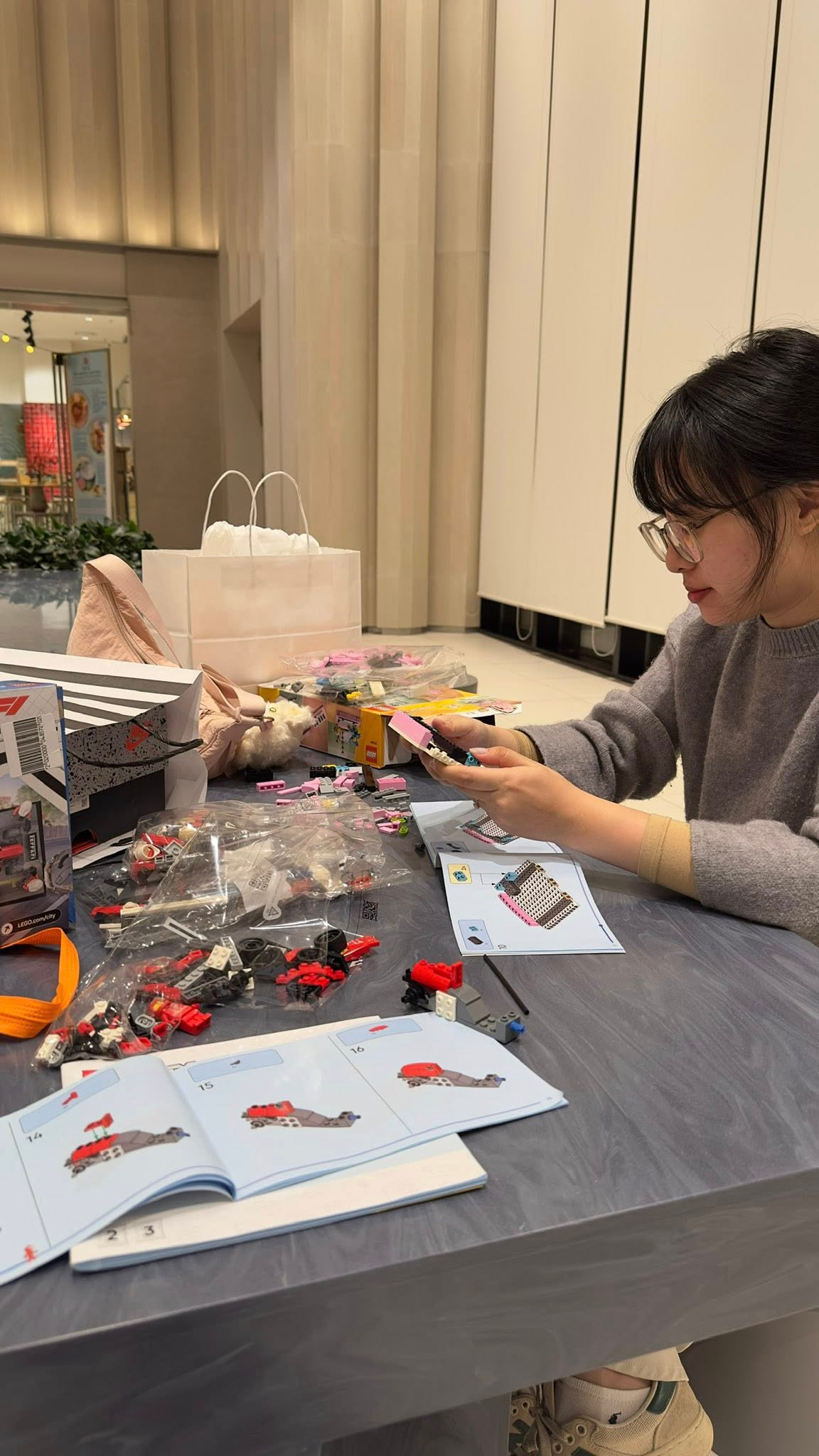 Cặp đ&ocirc;i H&agrave; Nội "chơi lớn": Mang th&uacute; vui đắt đỏ rải khắp đ&aacute;m cưới, b&oacute; hoa c&oacute; 1-0-2 kh&ocirc;ng ai đo&aacute;n nổi- Ảnh 4.