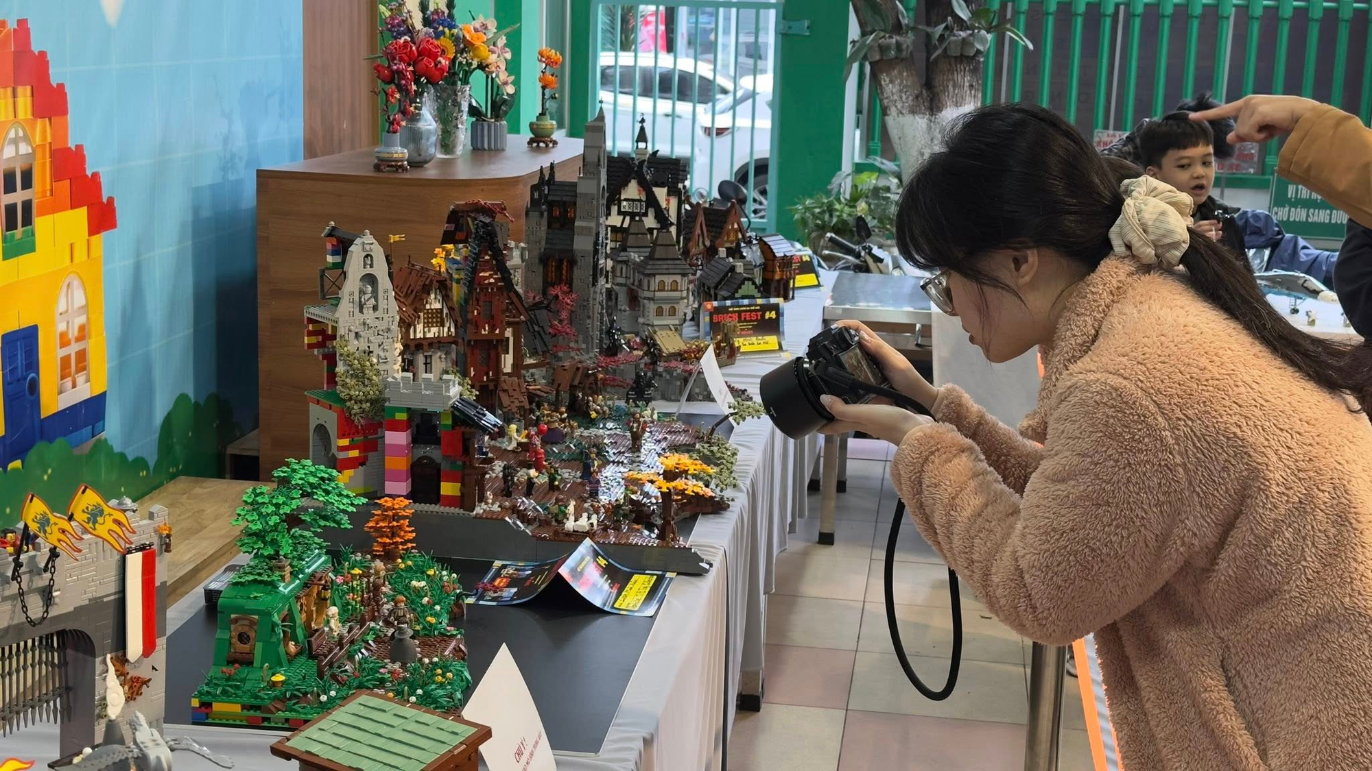 Cặp đ&ocirc;i H&agrave; Nội "chơi lớn": Mang th&uacute; vui đắt đỏ rải khắp đ&aacute;m cưới, b&oacute; hoa c&oacute; 1-0-2 kh&ocirc;ng ai đo&aacute;n nổi- Ảnh 2.