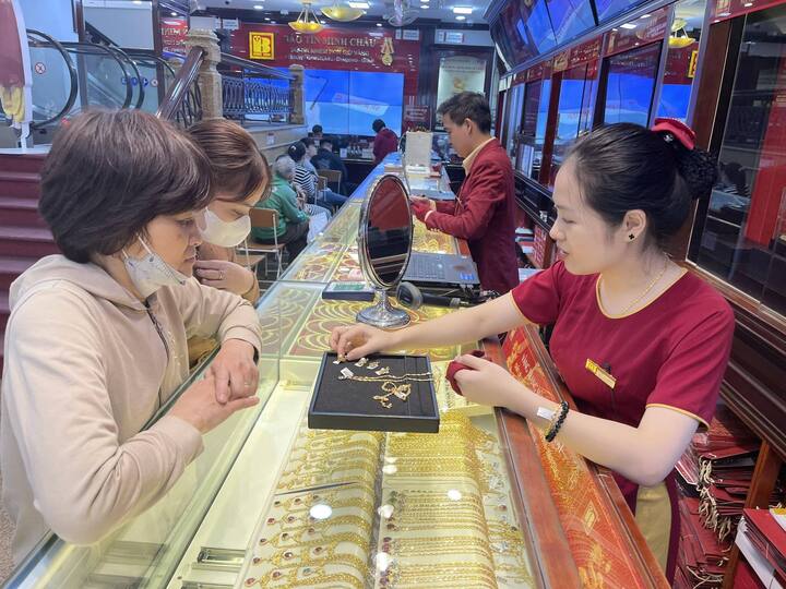 Gi&aacute; v&agrave;ng h&ocirc;m nay 16/4: Quay đầu đi xuống- Ảnh 1.