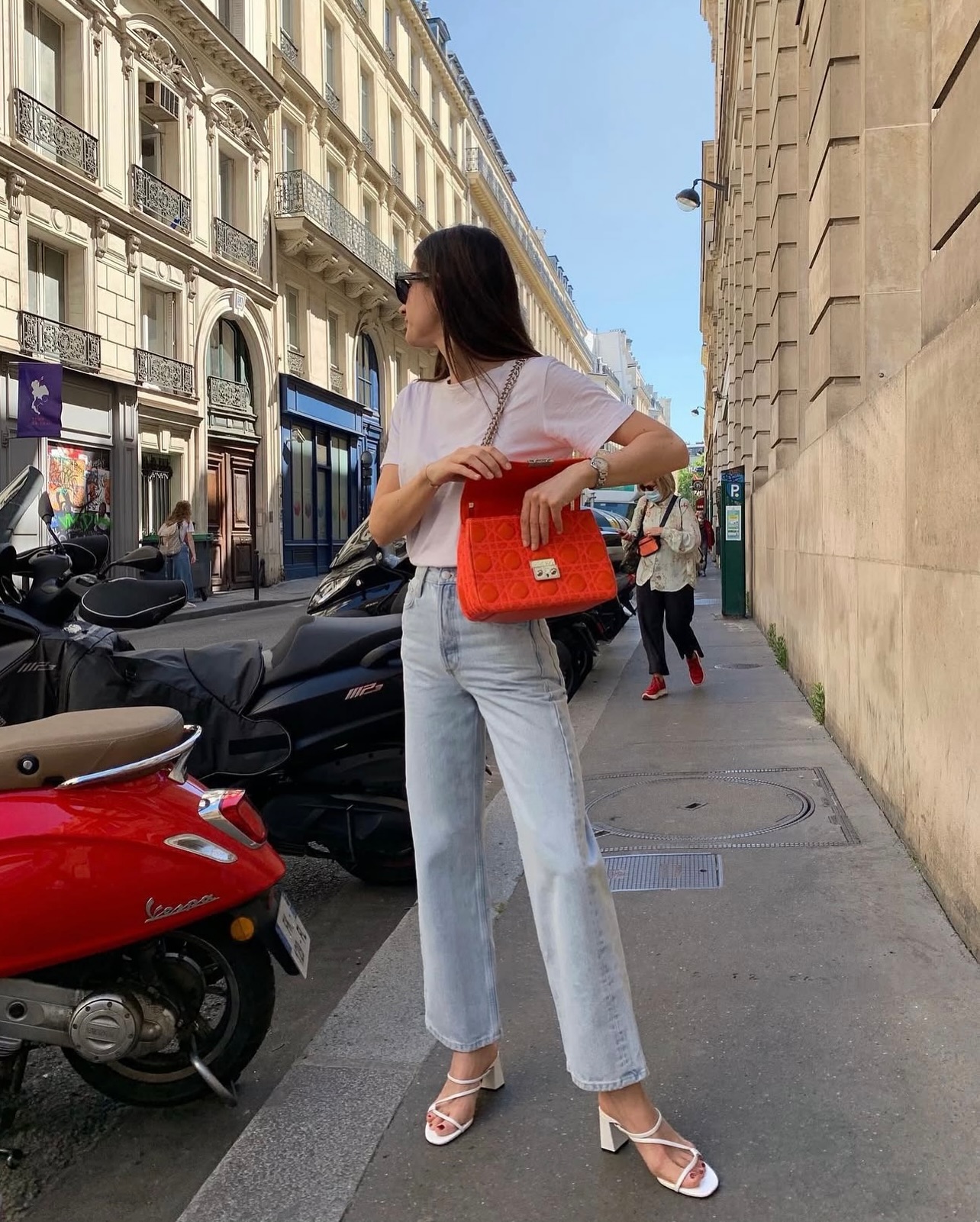 V&igrave; sao phụ nữ Ph&aacute;p th&iacute;ch mặc quần jeans ống đứng suốt 4 m&ugrave;a quanh năm?- Ảnh 3.