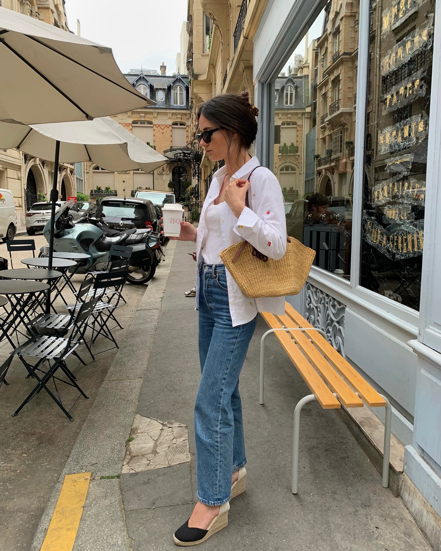 V&igrave; sao phụ nữ Ph&aacute;p th&iacute;ch mặc quần jeans ống đứng suốt 4 m&ugrave;a quanh năm?- Ảnh 2.