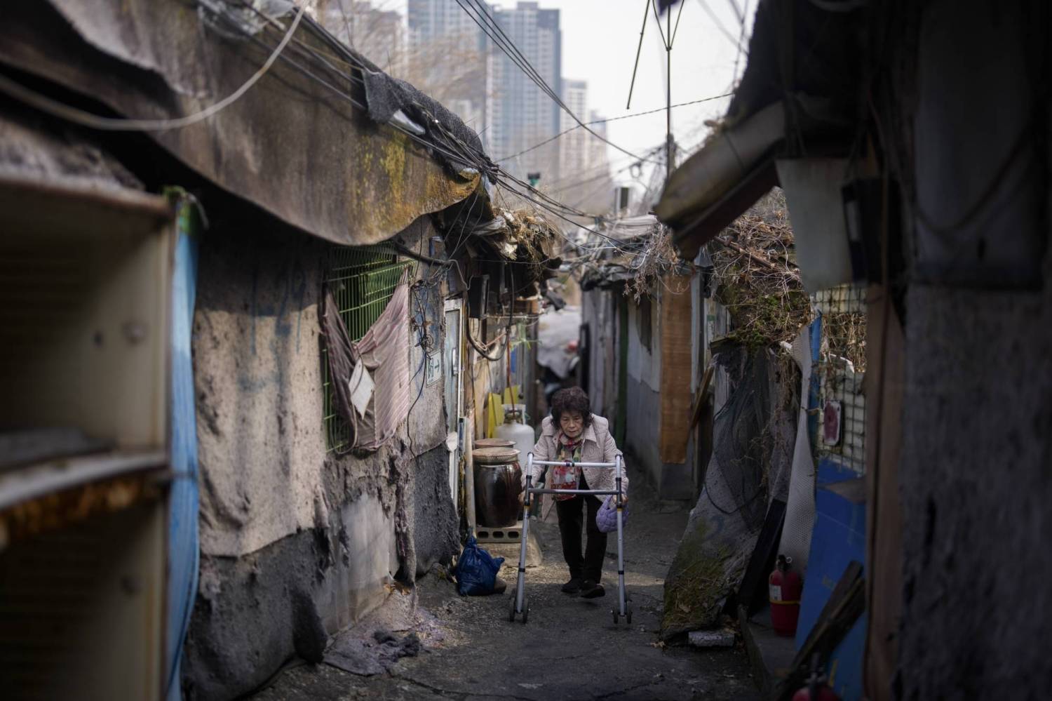 Những kiếp người “ký sinh” trong khu nhà giàu Gangnam (Seoul): Phía sau sự hào nhoáng của giới siêu giàu Hàn Quốc- Ảnh 1. Những kiếp người “ký sinh” trong khu nhà giàu Gangnam (Seoul): Phía sau sự hào nhoáng của giới siêu giàu Hàn Quốc- Ảnh 1.