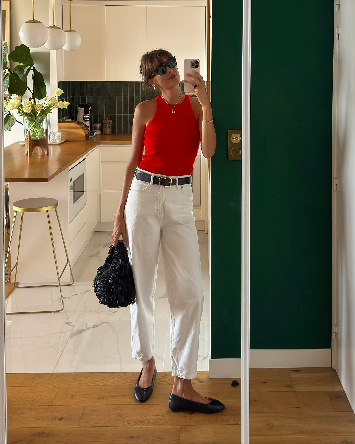 V&igrave; sao phụ nữ Ph&aacute;p th&iacute;ch mặc quần jeans ống đứng suốt 4 m&ugrave;a quanh năm?- Ảnh 5.