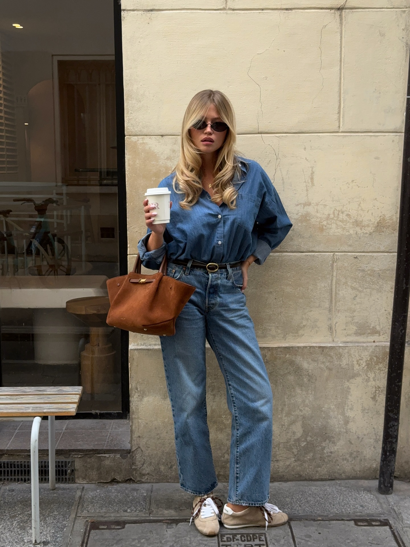 V&igrave; sao phụ nữ Ph&aacute;p th&iacute;ch mặc quần jeans ống đứng suốt 4 m&ugrave;a quanh năm?- Ảnh 6.