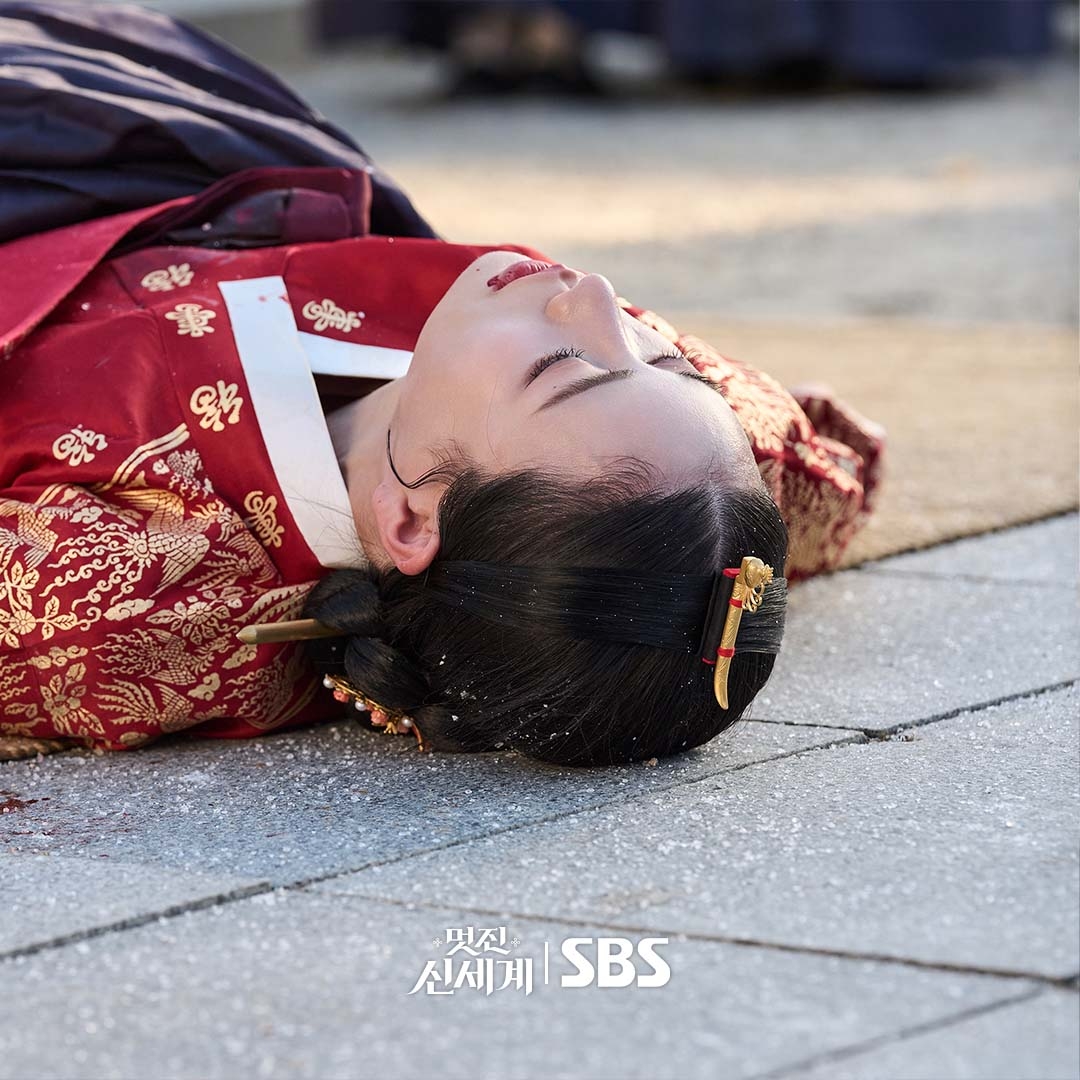 Showbiz c&oacute; 1 mỹ nh&acirc;n ng&agrave;y ngắm đ&ecirc;m mơ thấy &aacute;c mộng: Mặt đẹp như tranh vẽ nhưng chẳng biết n&ecirc;n nh&igrave;n hay kh&ocirc;ng- Ảnh 5.