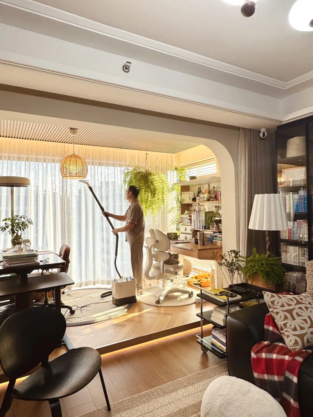 7 th&oacute;i quen dọn nh&agrave; của người phụ nữ 60 tuổi gi&uacute;p kh&ocirc;ng gian lu&ocirc;n gọn g&agrave;ng - c&agrave;ng sống l&acirc;u c&agrave;ng thấy nhẹ đầu, đỡ tốn c&ocirc;ng - Ảnh 2.