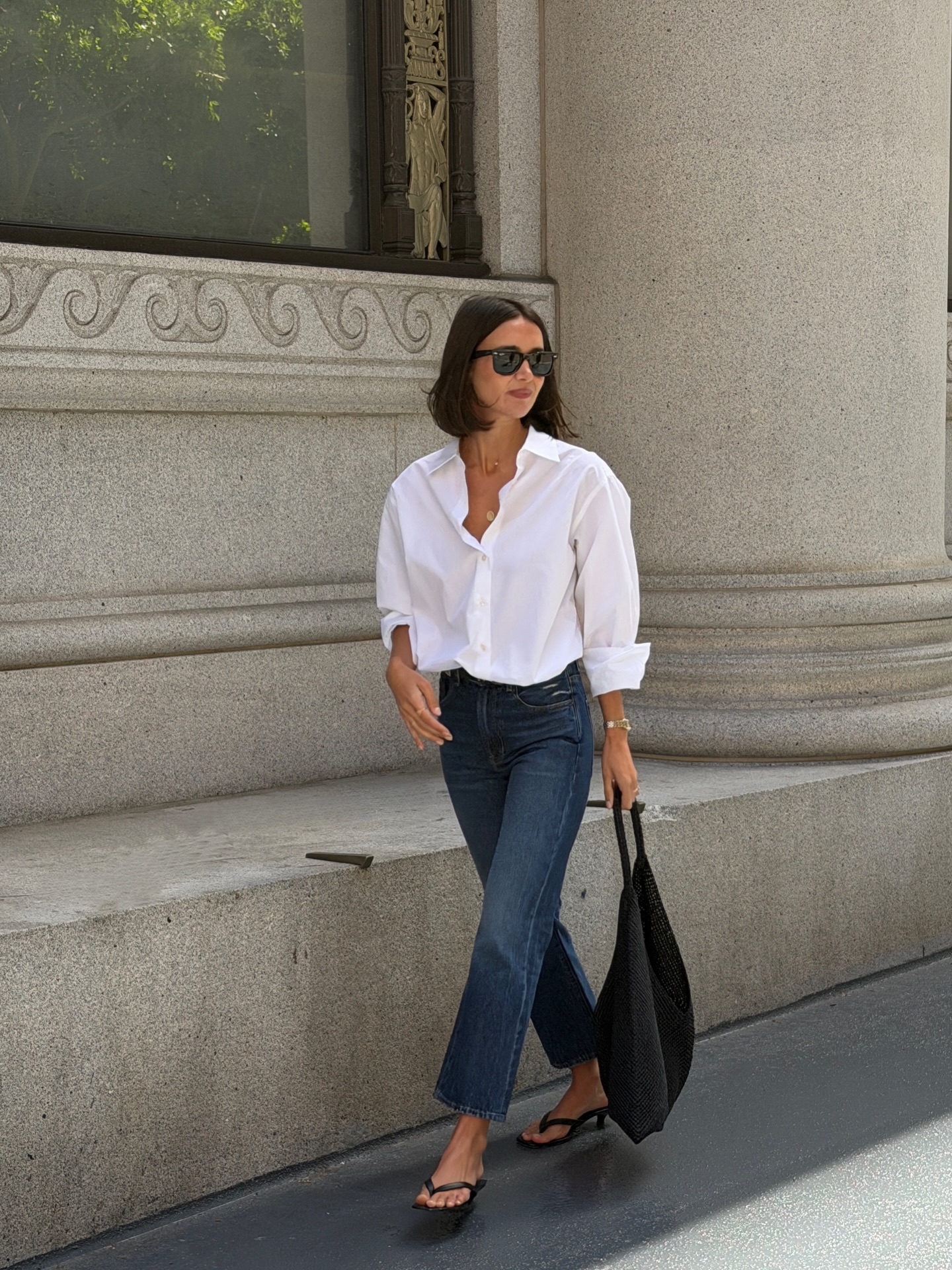 V&igrave; sao phụ nữ Ph&aacute;p th&iacute;ch mặc quần jeans ống đứng suốt 4 m&ugrave;a quanh năm?- Ảnh 12.