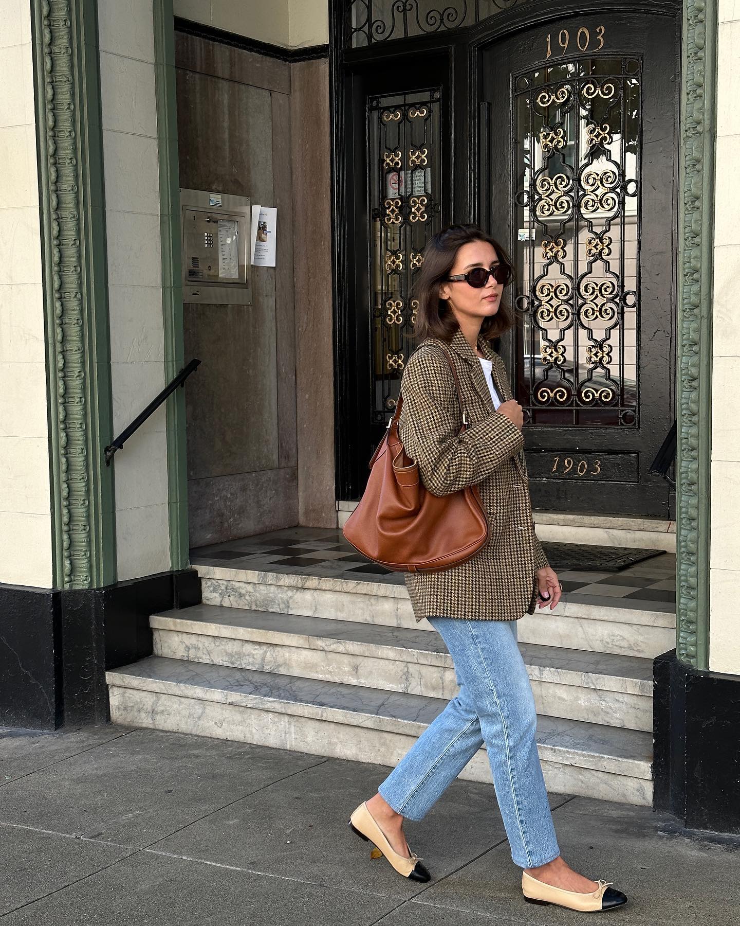 V&igrave; sao phụ nữ Ph&aacute;p th&iacute;ch mặc quần jeans ống đứng suốt 4 m&ugrave;a quanh năm?- Ảnh 10.