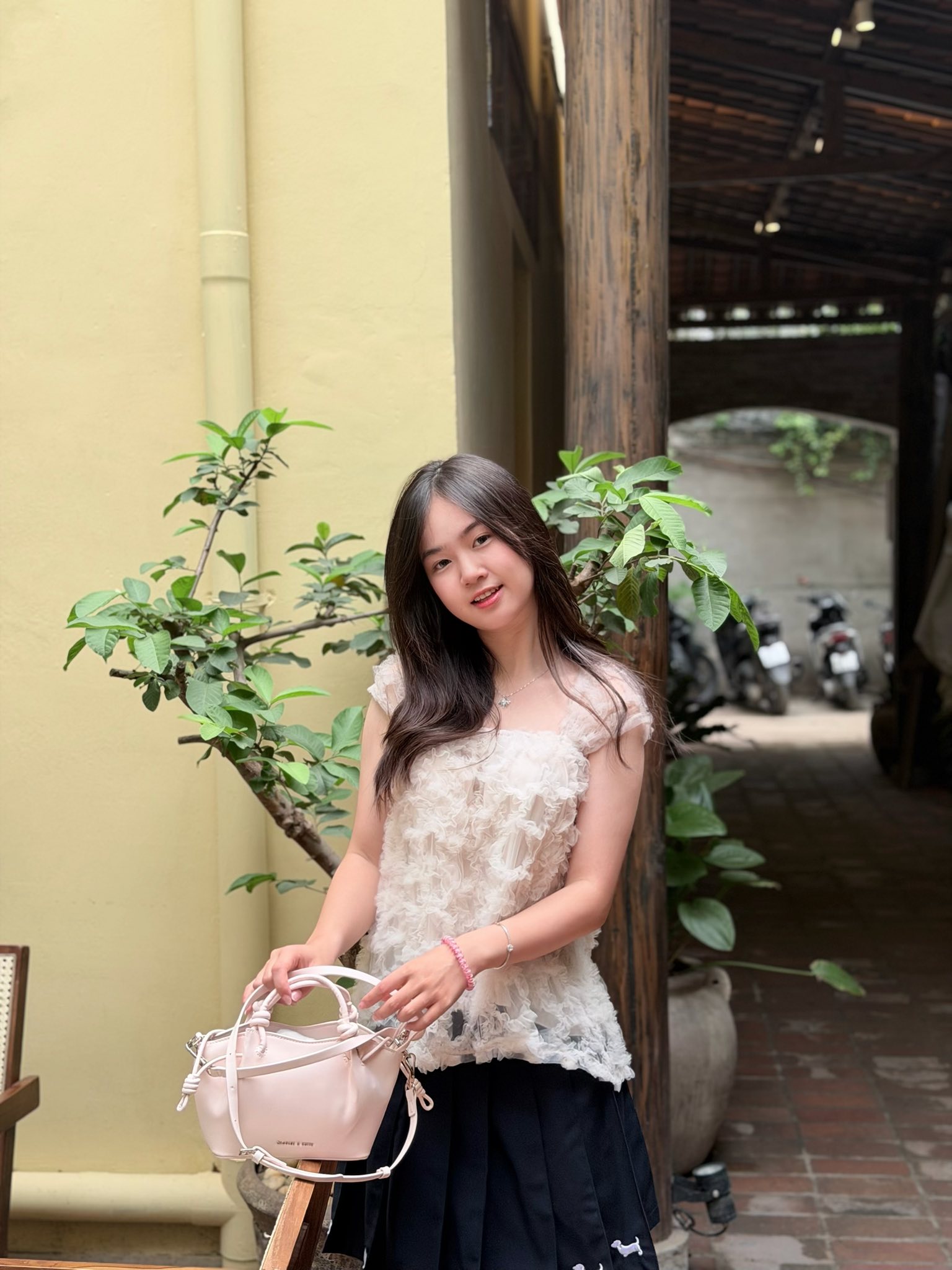 Cuộc sống hiện tại của Hiền Mai - thủ khoa khối A00 từng g&acirc;y sốt: Ở căn hộ cao cấp, đang học l&aacute;i &ocirc; t&ocirc;, c&oacute; cả trợ l&yacute; ri&ecirc;ng?- Ảnh 9.