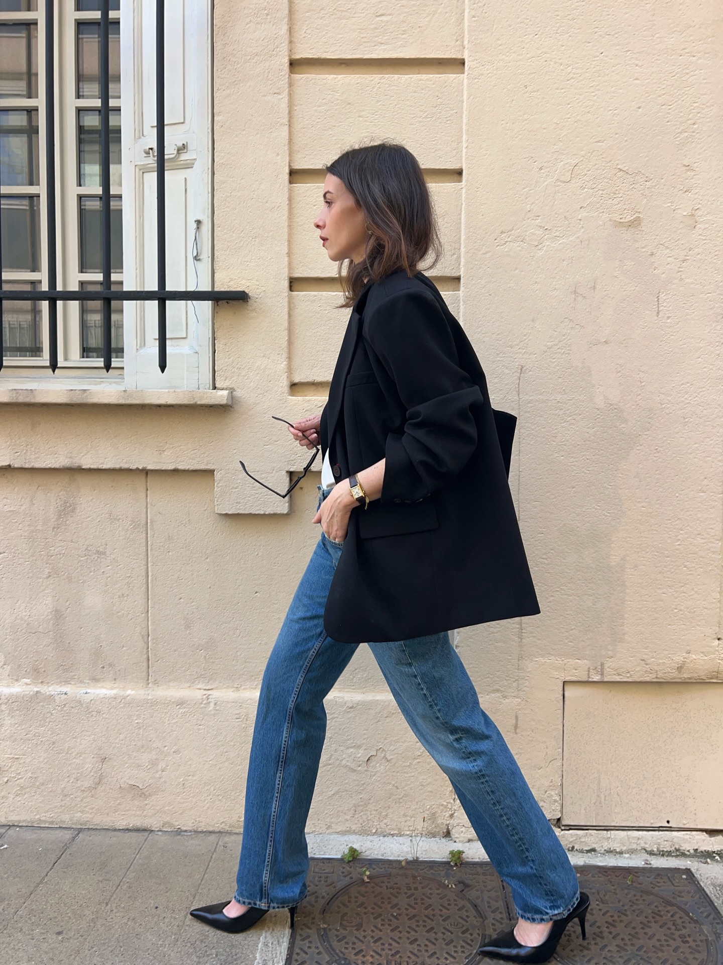 V&igrave; sao phụ nữ Ph&aacute;p th&iacute;ch mặc quần jeans ống đứng suốt 4 m&ugrave;a quanh năm?- Ảnh 11.