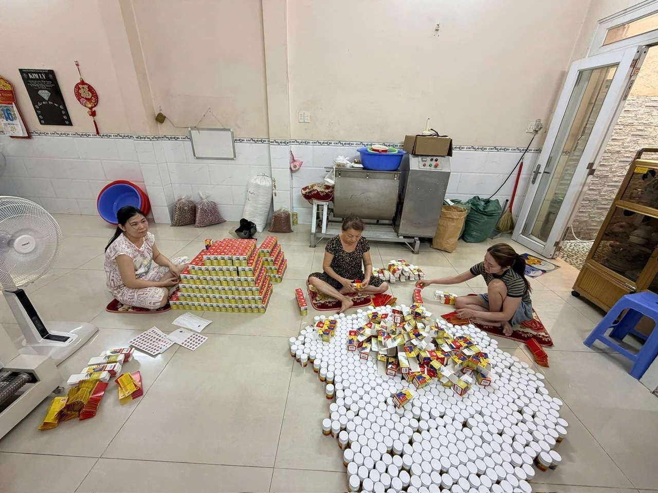 Đột k&iacute;ch &ldquo;xưởng&rdquo; thuốc giả khủng ở TP.HCM: Thu giữ 790kg vi&ecirc;n n&eacute;n, 4.000 hộp thuốc d&aacute;n "m&aacute;c" ngoại - Ảnh 2.