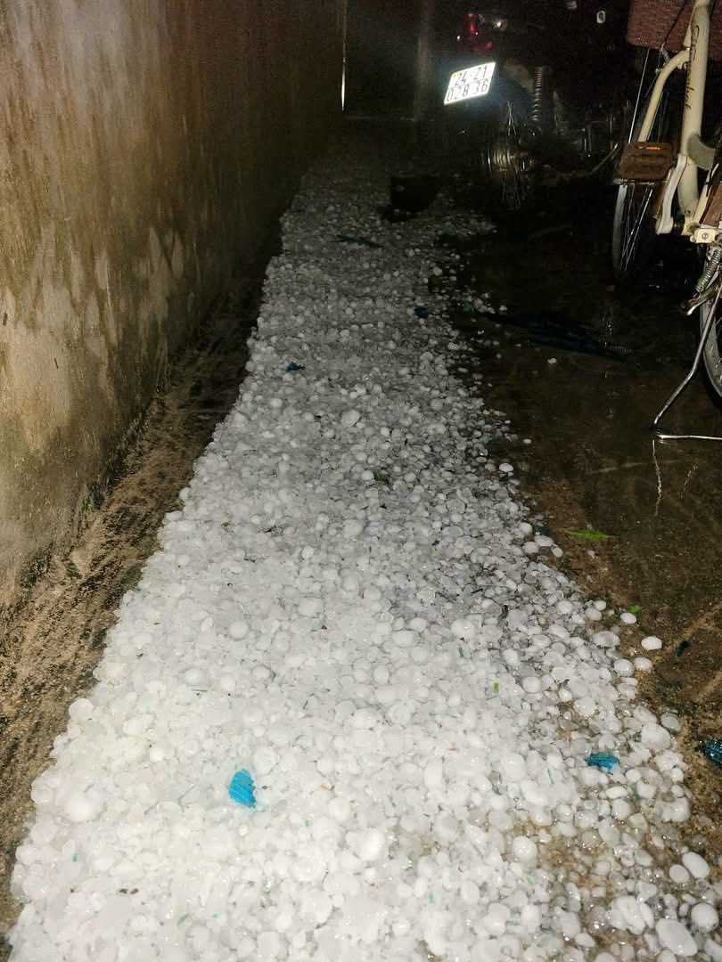 1 tỉnh xuất hiện mưa đ&aacute; to như nắm tay, dội xuống ầm ầm trong đ&ecirc;m- Ảnh 4.