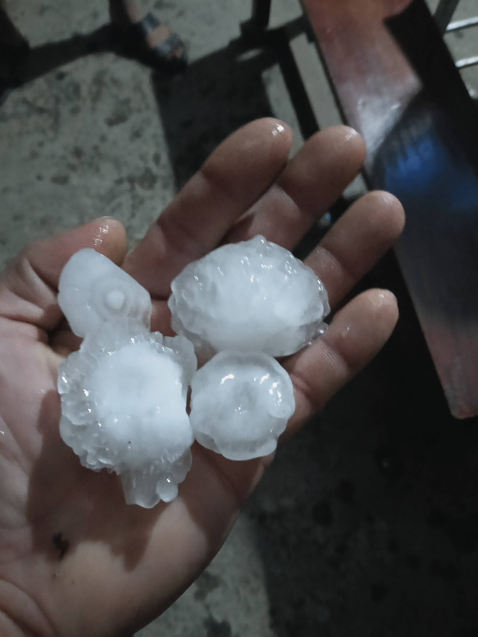 1 tỉnh xuất hiện mưa đ&aacute; to như nắm tay, dội xuống ầm ầm trong đ&ecirc;m- Ảnh 3.