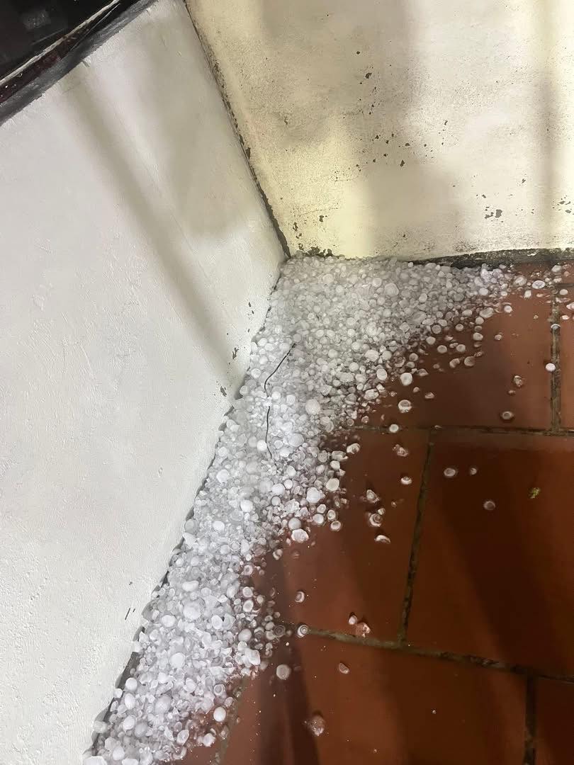 1 tỉnh xuất hiện mưa đ&aacute; to như nắm tay, dội xuống ầm ầm trong đ&ecirc;m- Ảnh 5.