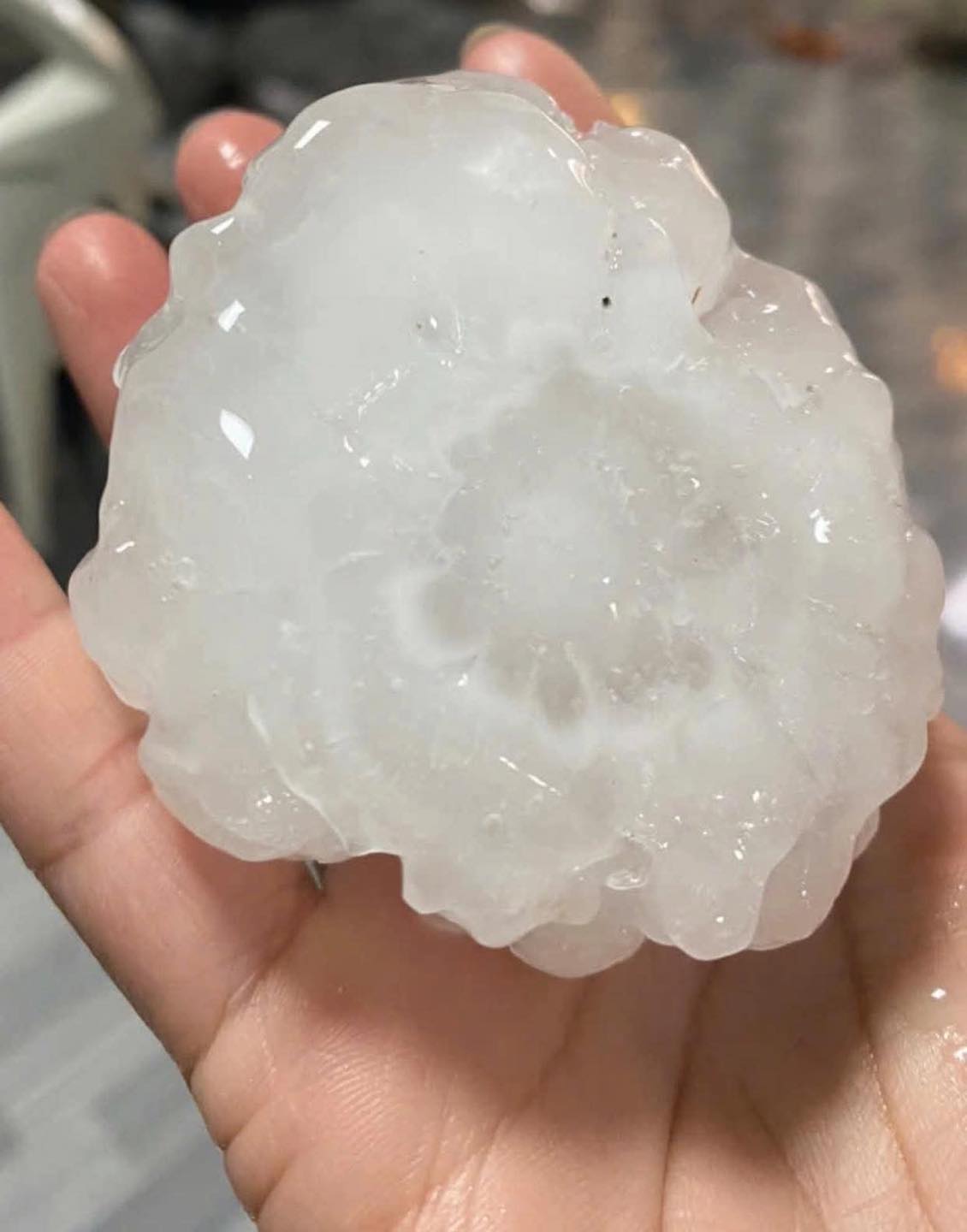 1 tỉnh xuất hiện mưa đ&aacute; to như nắm tay, dội xuống ầm ầm trong đ&ecirc;m- Ảnh 1.