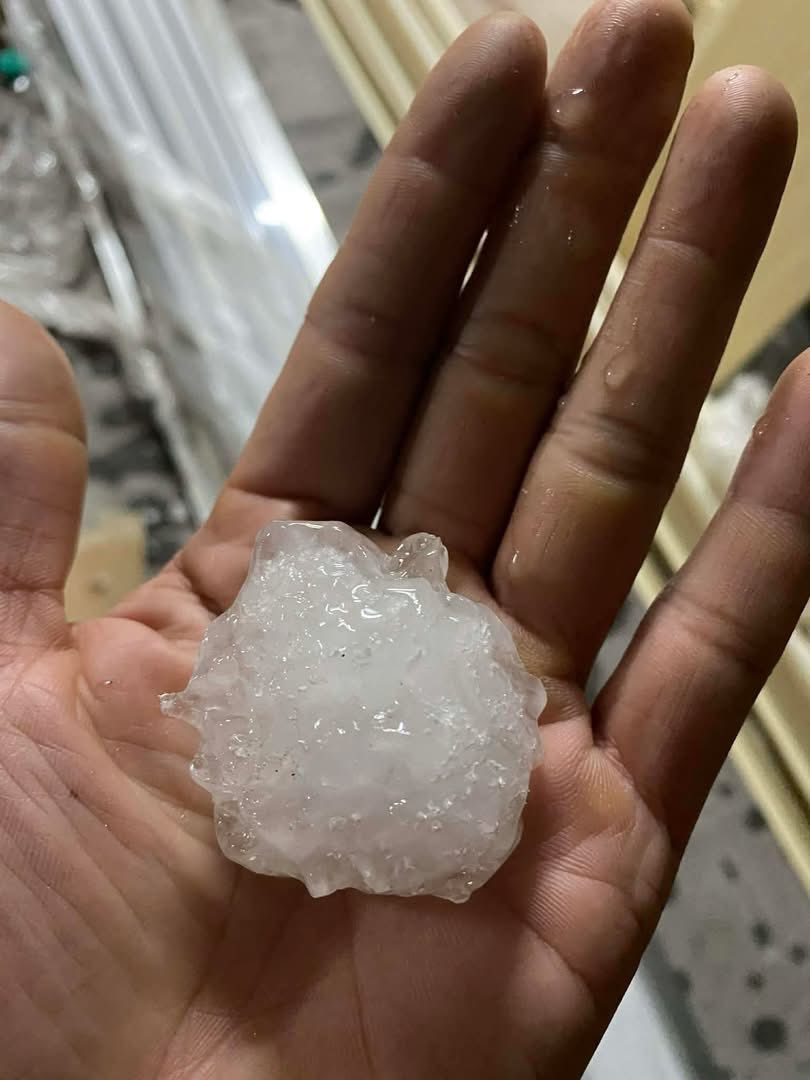 1 tỉnh xuất hiện mưa đ&aacute; to như nắm tay, dội xuống ầm ầm trong đ&ecirc;m- Ảnh 2.