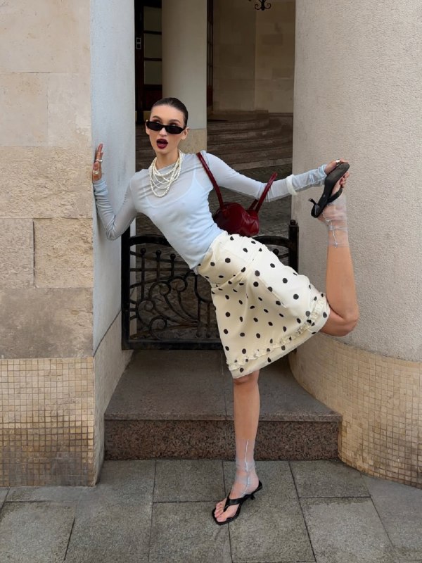 Guốc xỏ ng&oacute;n khuấy đảo h&egrave; 2026: M&oacute;n đồ từng bị ch&ecirc; kh&oacute; ngấm bỗng "c&agrave;n qu&eacute;t" tủ đồ của hội mặc đẹp to&agrave;n cầu - Ảnh 13.