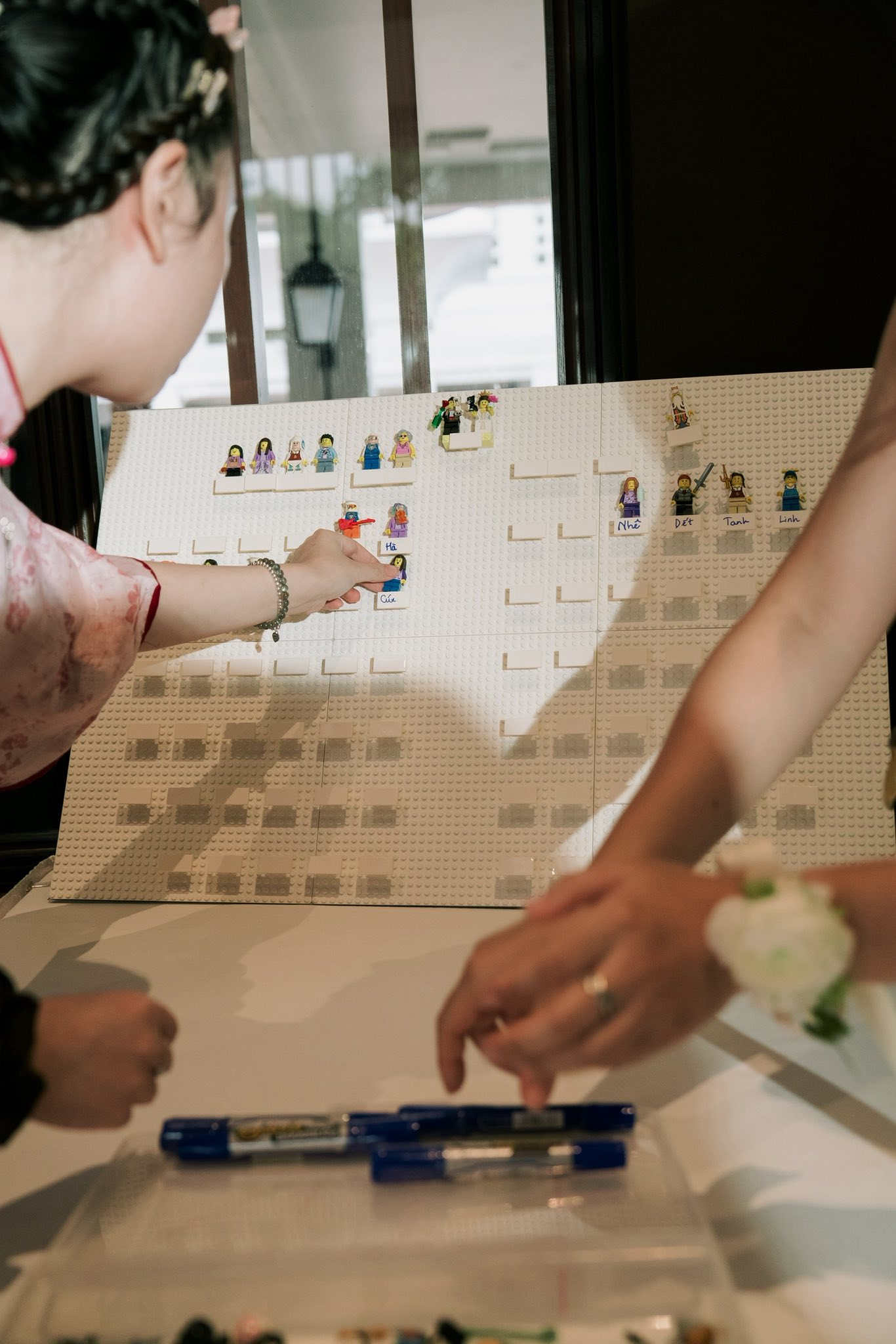 Cặp đ&ocirc;i H&agrave; Nội "chơi lớn": Mang th&uacute; vui đắt đỏ rải khắp đ&aacute;m cưới, b&oacute; hoa c&oacute; 1-0-2 kh&ocirc;ng ai đo&aacute;n nổi- Ảnh 8.