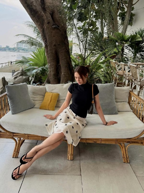 Guốc xỏ ng&oacute;n khuấy đảo h&egrave; 2026: M&oacute;n đồ từng bị ch&ecirc; kh&oacute; ngấm bỗng "c&agrave;n qu&eacute;t" tủ đồ của hội mặc đẹp to&agrave;n cầu - Ảnh 12.