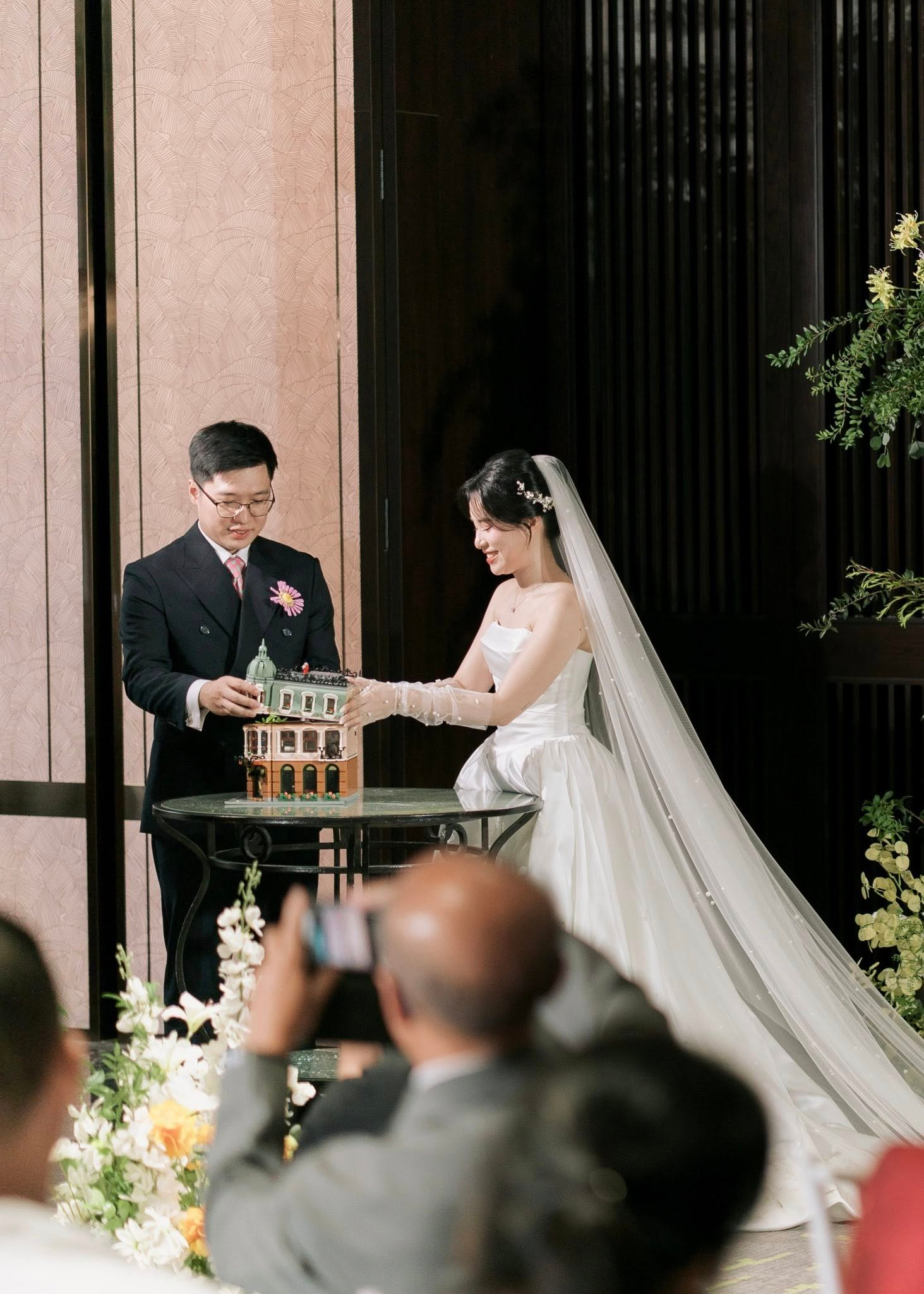 Cặp đ&ocirc;i H&agrave; Nội "chơi lớn": Mang th&uacute; vui đắt đỏ rải khắp đ&aacute;m cưới, b&oacute; hoa c&oacute; 1-0-2 kh&ocirc;ng ai đo&aacute;n nổi- Ảnh 10.