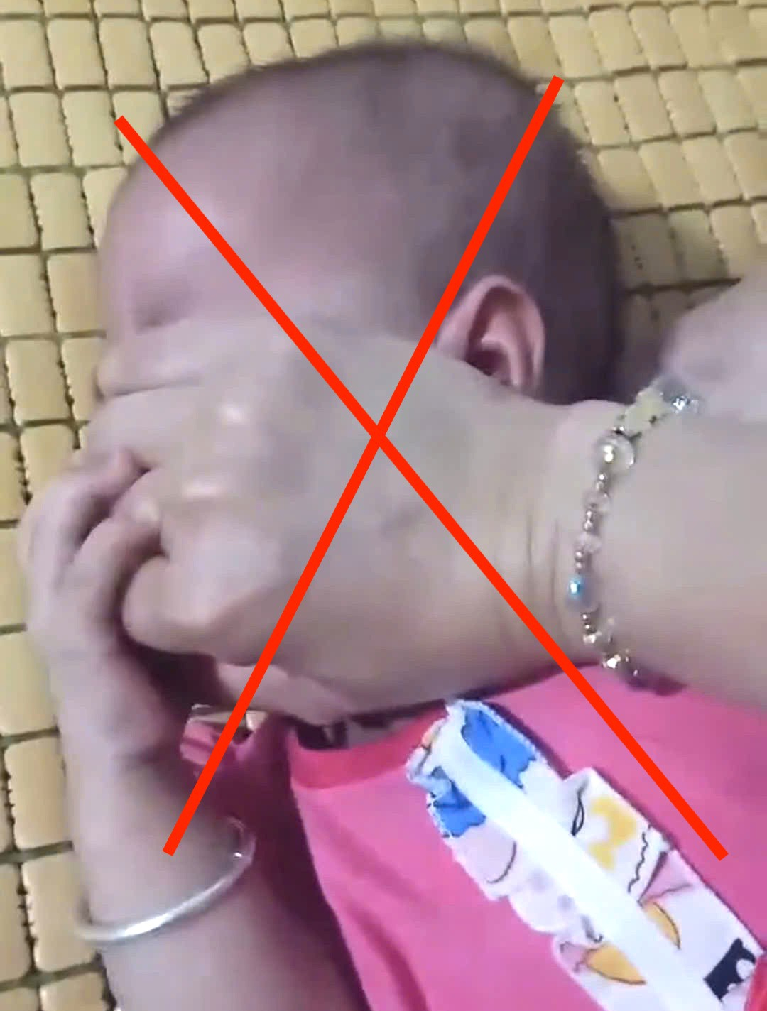 Người mẹ 33 tuổi g&acirc;y phẫn nộ với h&agrave;nh vi bạo lực đối với con g&aacute;i 8 th&aacute;ng tuổi - Ảnh 1.