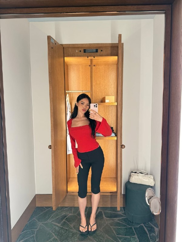 Guốc xỏ ng&oacute;n khuấy đảo h&egrave; 2026: M&oacute;n đồ từng bị ch&ecirc; kh&oacute; ngấm bỗng "c&agrave;n qu&eacute;t" tủ đồ của hội mặc đẹp to&agrave;n cầu - Ảnh 11.