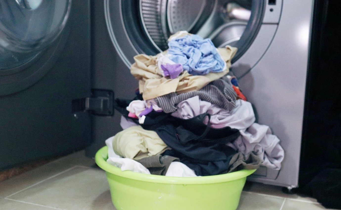 Điều g&igrave; xảy ra khi thả 1 chai nhựa rỗng v&agrave;o m&aacute;y giặt? - Ảnh 4.