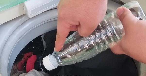Điều g&igrave; xảy ra khi thả 1 chai nhựa rỗng v&agrave;o m&aacute;y giặt? - Ảnh 2.