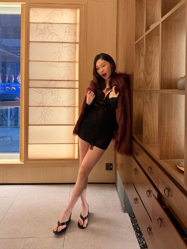 Guốc xỏ ng&oacute;n khuấy đảo h&egrave; 2026: M&oacute;n đồ từng bị ch&ecirc; kh&oacute; ngấm bỗng "c&agrave;n qu&eacute;t" tủ đồ của hội mặc đẹp to&agrave;n cầu - Ảnh 9.