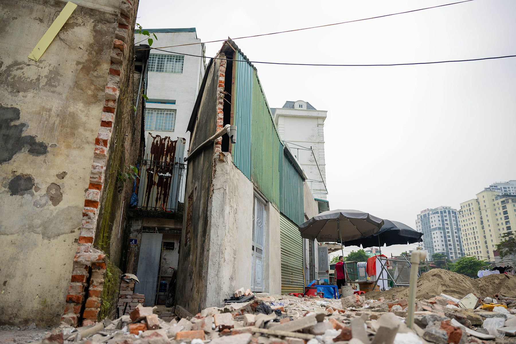 Cận cảnh loạt nhà siêu mỏng, siêu méo trên tuyến đường 500m ở Hà Nội- Ảnh 4. Cận cảnh loạt nhà siêu mỏng, siêu méo trên tuyến đường 500m ở Hà Nội- Ảnh 4.