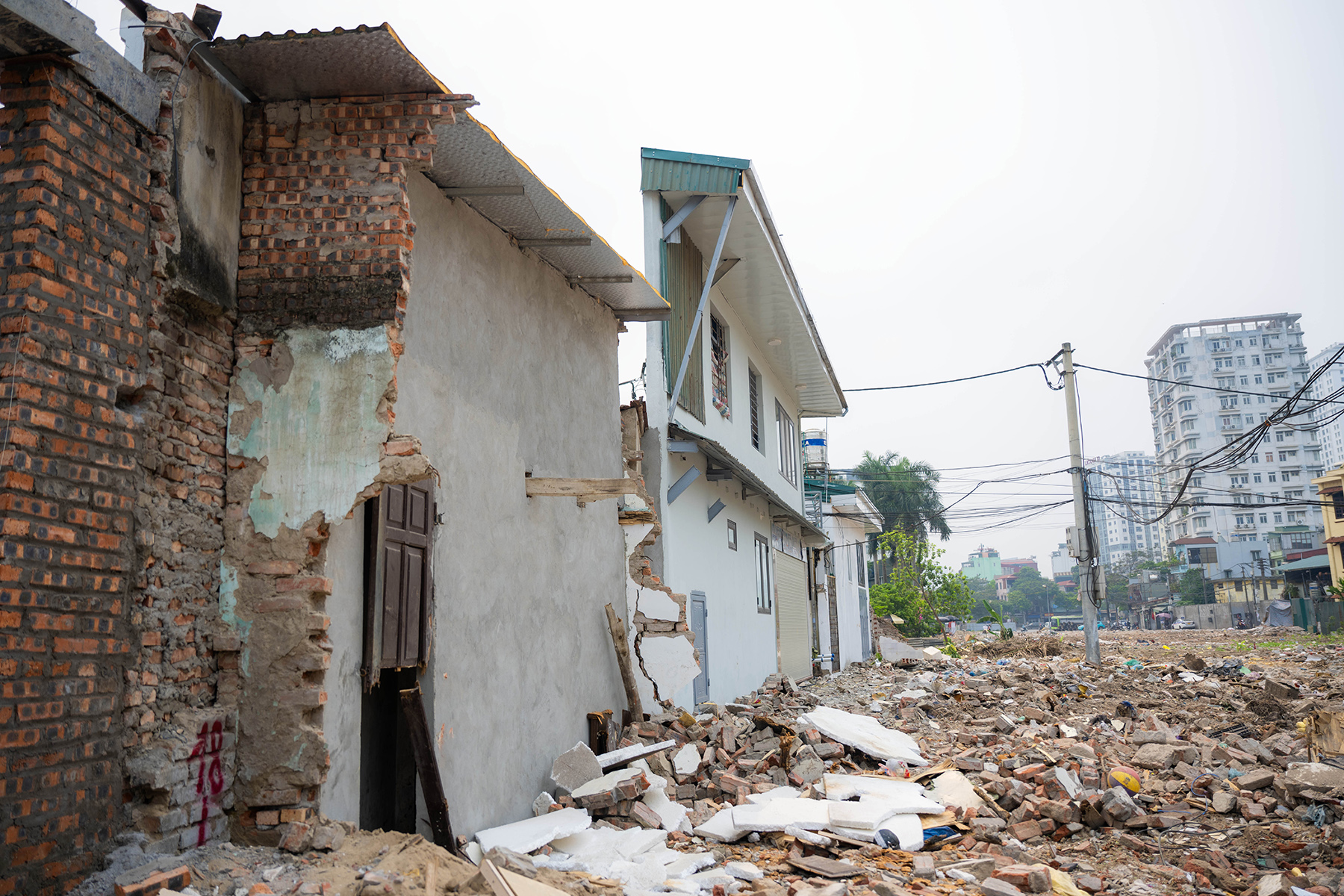Cận cảnh loạt nhà siêu mỏng, siêu méo trên tuyến đường 500m ở Hà Nội- Ảnh 2. Cận cảnh loạt nhà siêu mỏng, siêu méo trên tuyến đường 500m ở Hà Nội- Ảnh 2.