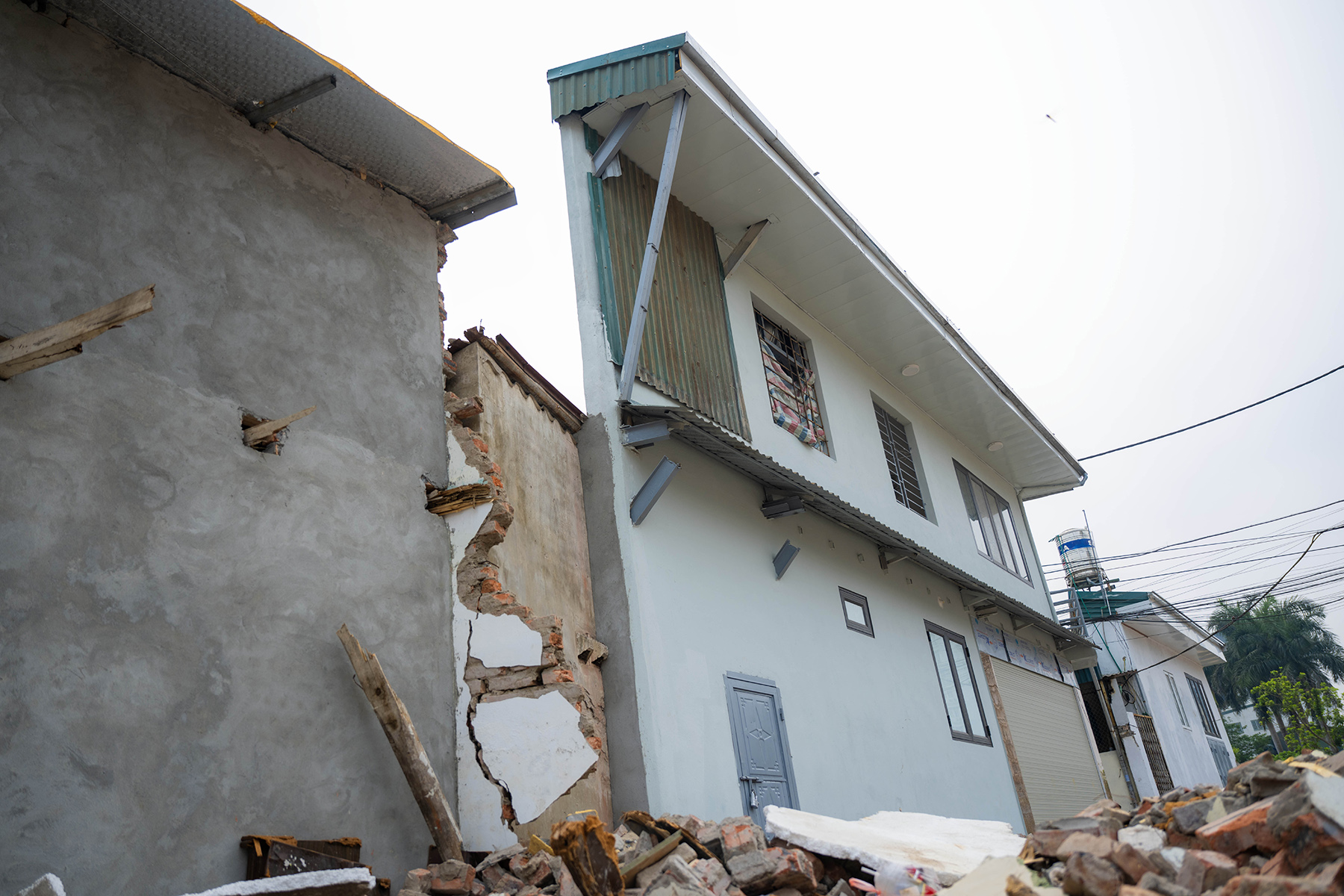 Cận cảnh loạt nhà siêu mỏng, siêu méo trên tuyến đường 500m ở Hà Nội- Ảnh 3. Cận cảnh loạt nhà siêu mỏng, siêu méo trên tuyến đường 500m ở Hà Nội- Ảnh 3.