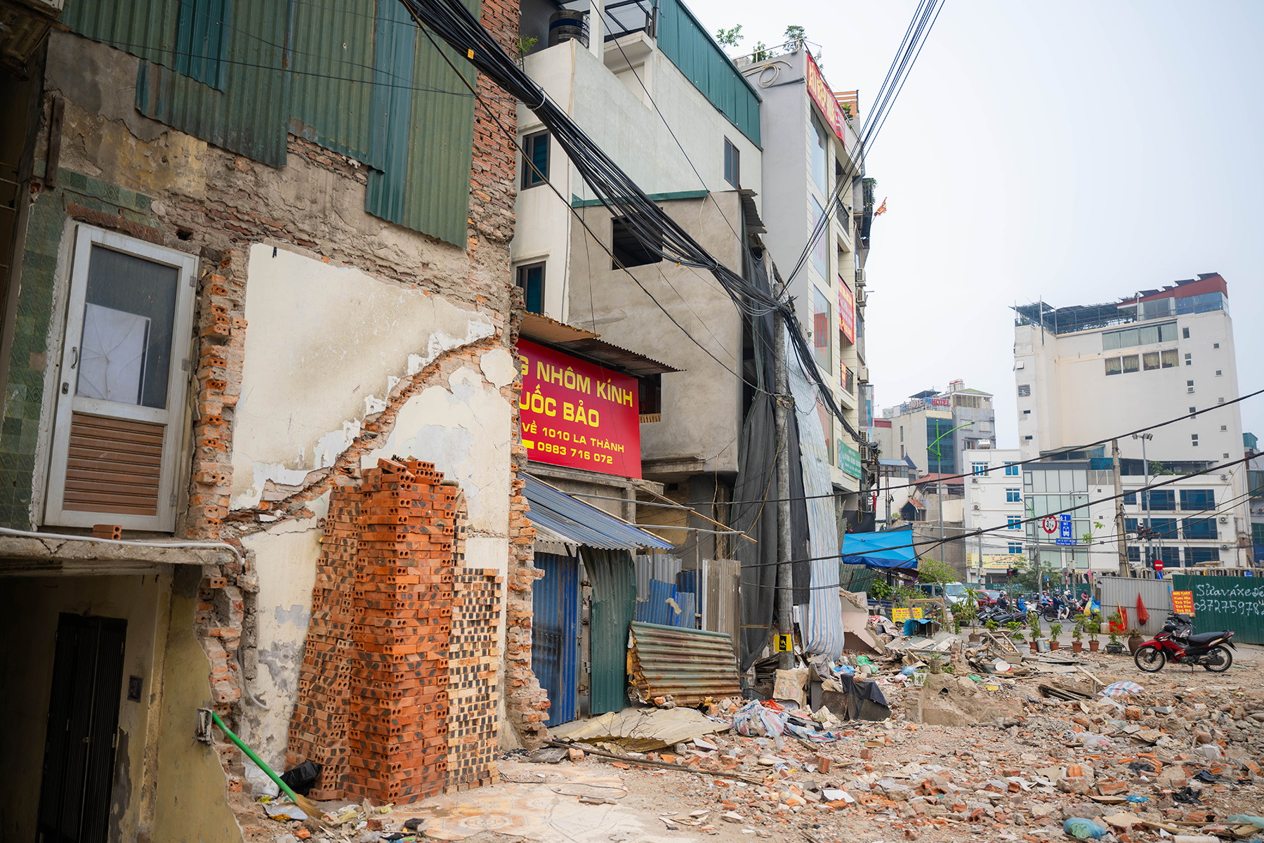 Cận cảnh loạt nhà siêu mỏng, siêu méo trên tuyến đường 500m ở Hà Nội- Ảnh 12. Cận cảnh loạt nhà siêu mỏng, siêu méo trên tuyến đường 500m ở Hà Nội- Ảnh 12.