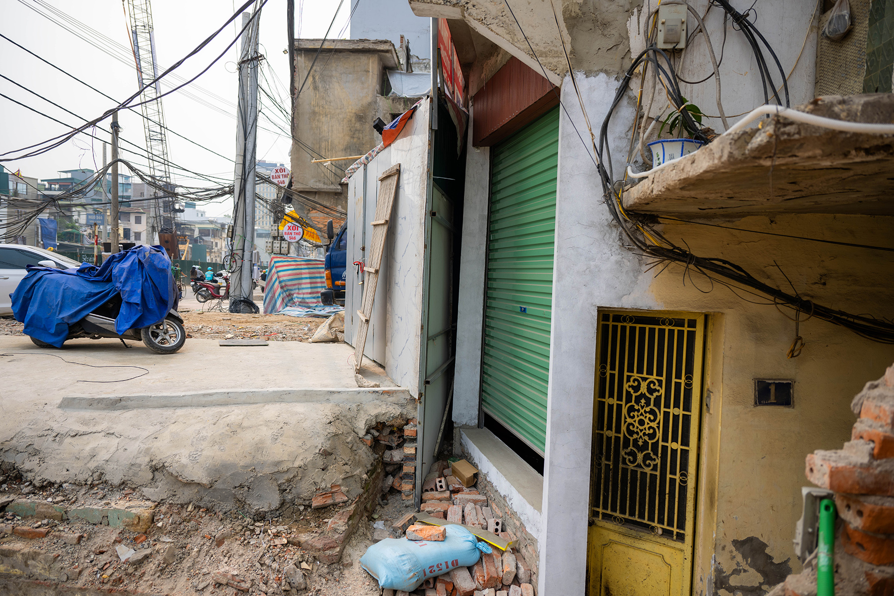 Cận cảnh loạt nhà siêu mỏng, siêu méo trên tuyến đường 500m ở Hà Nội- Ảnh 14. Cận cảnh loạt nhà siêu mỏng, siêu méo trên tuyến đường 500m ở Hà Nội- Ảnh 14.