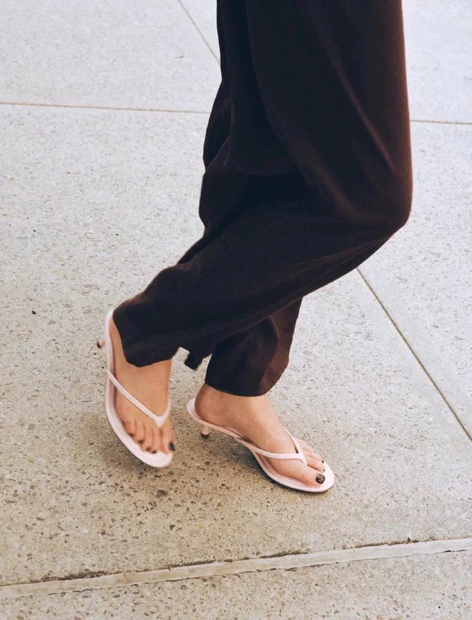 Guốc xỏ ng&oacute;n khuấy đảo h&egrave; 2026: M&oacute;n đồ từng bị ch&ecirc; kh&oacute; ngấm bỗng "c&agrave;n qu&eacute;t" tủ đồ của hội mặc đẹp to&agrave;n cầu - Ảnh 19.