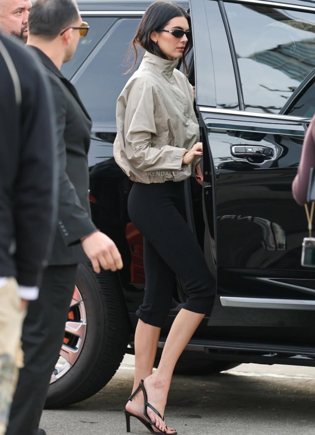 Guốc xỏ ng&oacute;n khuấy đảo h&egrave; 2026: M&oacute;n đồ từng bị ch&ecirc; kh&oacute; ngấm bỗng "c&agrave;n qu&eacute;t" tủ đồ của hội mặc đẹp to&agrave;n cầu - Ảnh 5.