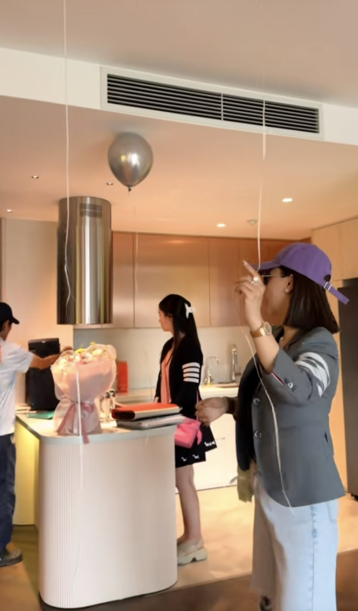 Cuộc sống hiện tại của Hiền Mai - thủ khoa khối A00 từng g&acirc;y sốt: Ở căn hộ cao cấp, đang học l&aacute;i &ocirc; t&ocirc;, c&oacute; cả trợ l&yacute; ri&ecirc;ng?- Ảnh 3.