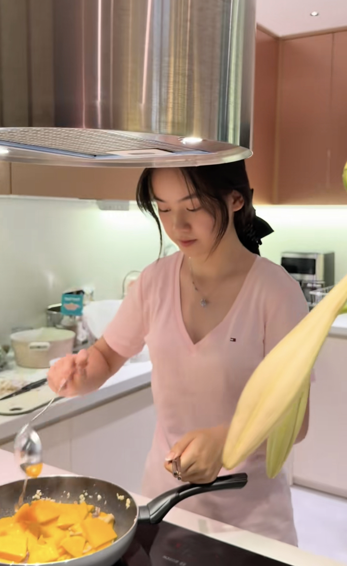 Cuộc sống hiện tại của Hiền Mai - thủ khoa khối A00 từng g&acirc;y sốt: Ở căn hộ cao cấp, đang học l&aacute;i &ocirc; t&ocirc;, c&oacute; cả trợ l&yacute; ri&ecirc;ng?- Ảnh 6.