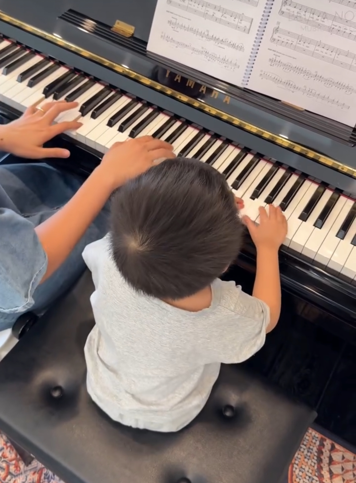 Nh&oacute;c tỳ Vbiz lần đầu lộ r&otilde; mặt: Mẹ l&agrave; ng&ocirc;i sao hạng A, &ocirc;ng nội l&agrave; tỷ ph&uacute;- Ảnh 3.