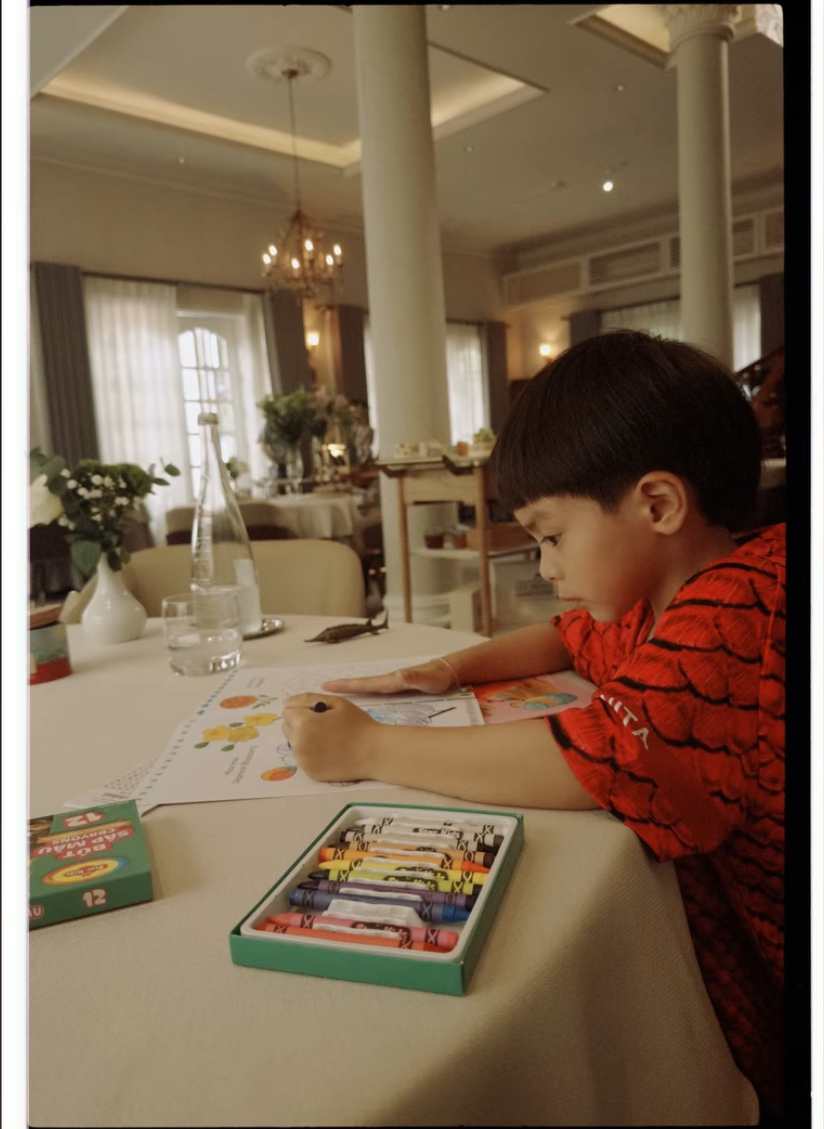 Nh&oacute;c tỳ Vbiz lần đầu lộ r&otilde; mặt: Mẹ l&agrave; ng&ocirc;i sao hạng A, &ocirc;ng nội l&agrave; tỷ ph&uacute;- Ảnh 1.