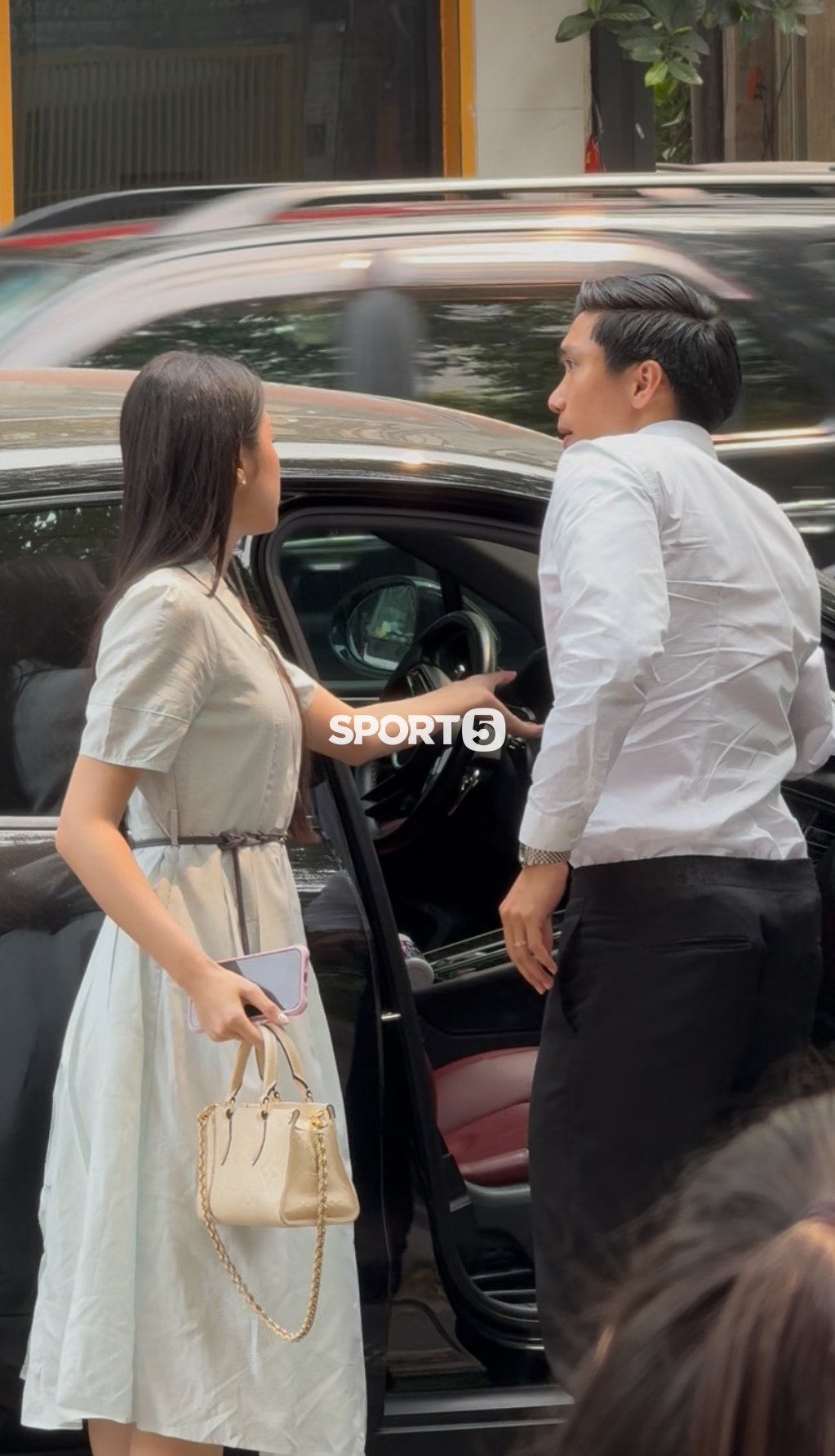 Văn Hậu l&aacute;i Porsche đưa Do&atilde;n Hải My c&ugrave;ng đi gia hạn hợp đồng với CLB CAHN, n&agrave;ng WAG qua "cam thường" vẫn xinh - Ảnh 1.