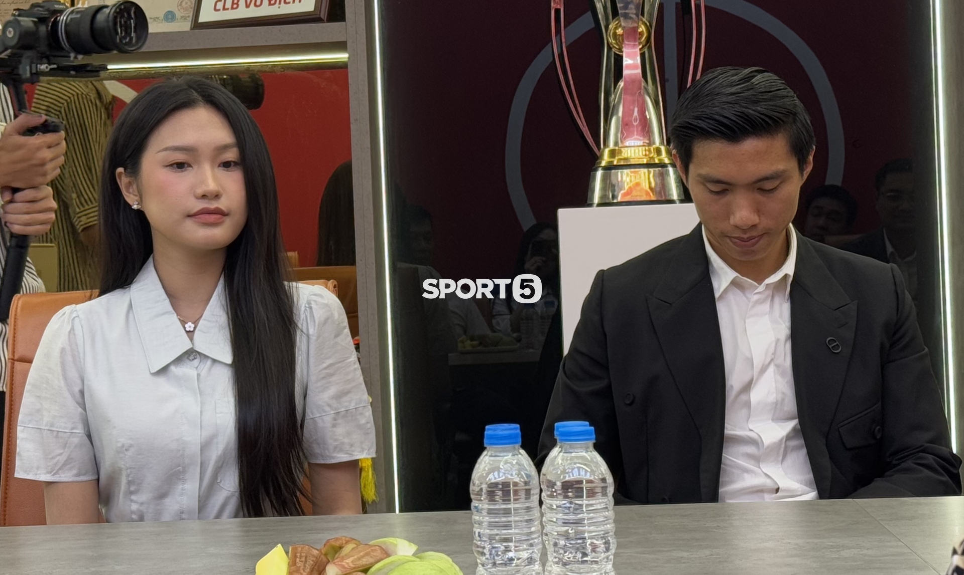 Văn Hậu l&aacute;i Porsche đưa Do&atilde;n Hải My c&ugrave;ng đi gia hạn hợp đồng với CLB CAHN, n&agrave;ng WAG qua "cam thường" vẫn xinh - Ảnh 4.