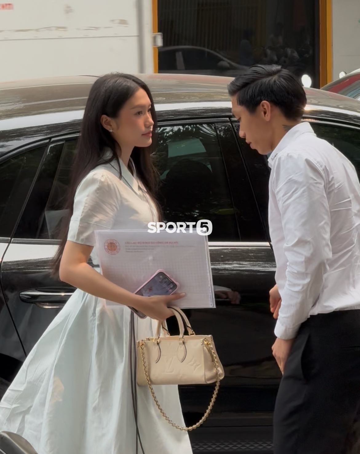 Văn Hậu l&aacute;i Porsche đưa Do&atilde;n Hải My c&ugrave;ng đi gia hạn hợp đồng với CLB CAHN, n&agrave;ng WAG qua "cam thường" vẫn xinh - Ảnh 2.