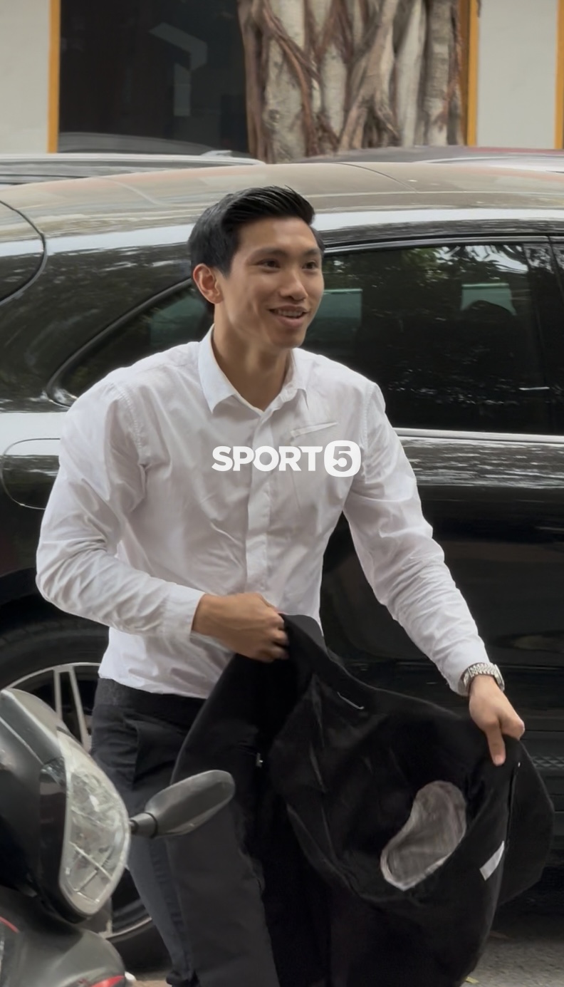 Văn Hậu l&aacute;i Porsche đưa Do&atilde;n Hải My c&ugrave;ng đi gia hạn hợp đồng với CLB CAHN, n&agrave;ng WAG qua "cam thường" vẫn xinh - Ảnh 3.