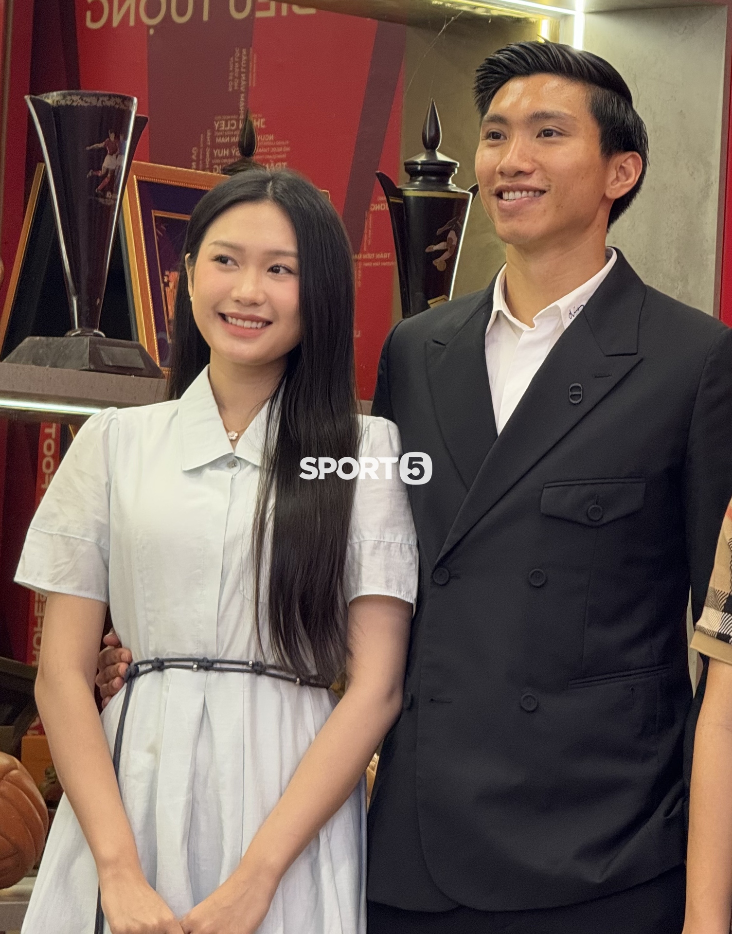 Văn Hậu l&aacute;i Porsche đưa Do&atilde;n Hải My c&ugrave;ng đi gia hạn hợp đồng với CLB CAHN, n&agrave;ng WAG qua "cam thường" vẫn xinh - Ảnh 7.