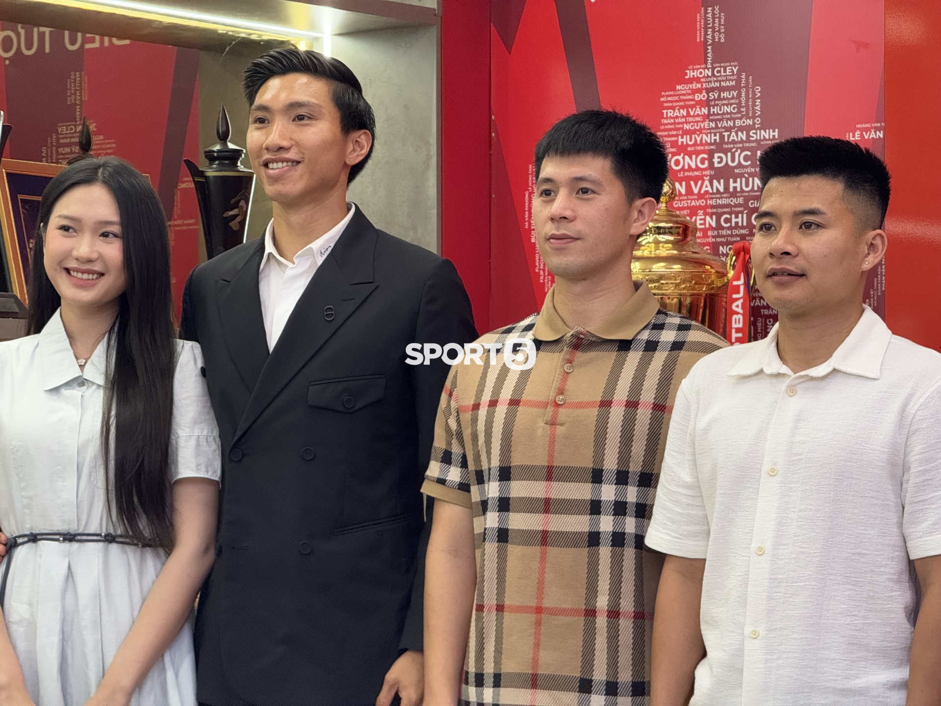 Văn Hậu l&aacute;i Porsche đưa Do&atilde;n Hải My c&ugrave;ng đi gia hạn hợp đồng với CLB CAHN, n&agrave;ng WAG qua "cam thường" vẫn xinh - Ảnh 8.