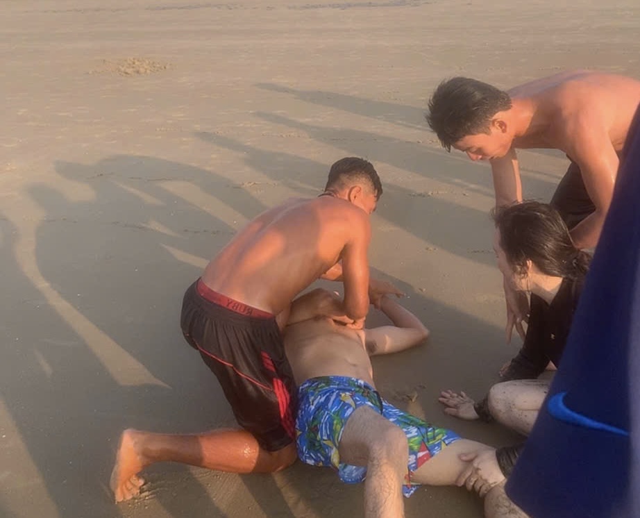 Cứu 2 vợ chồng du kh&aacute;ch khỏi đuối nước B&atilde;i Sau tại Vũng T&agrave;u - Ảnh 1.